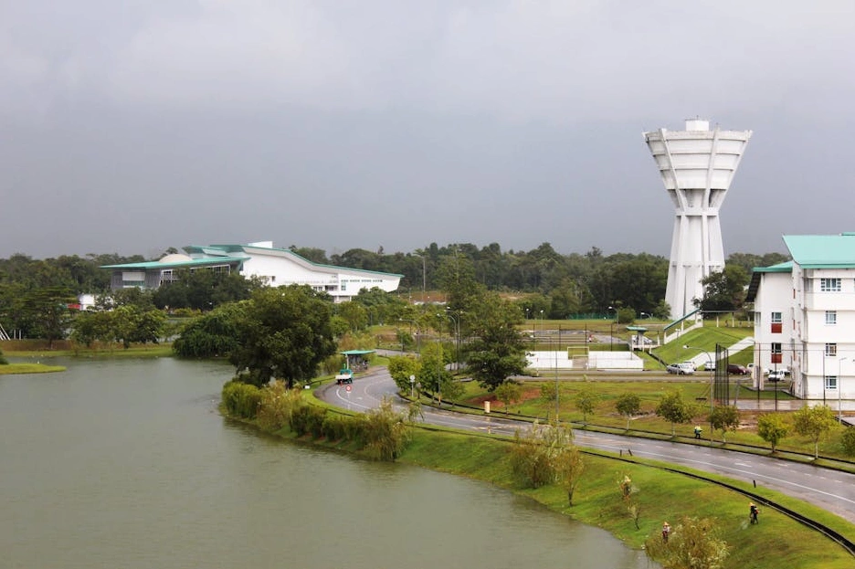 Nowoczesny kampus uniwersytecki z dużą ilością zieleni